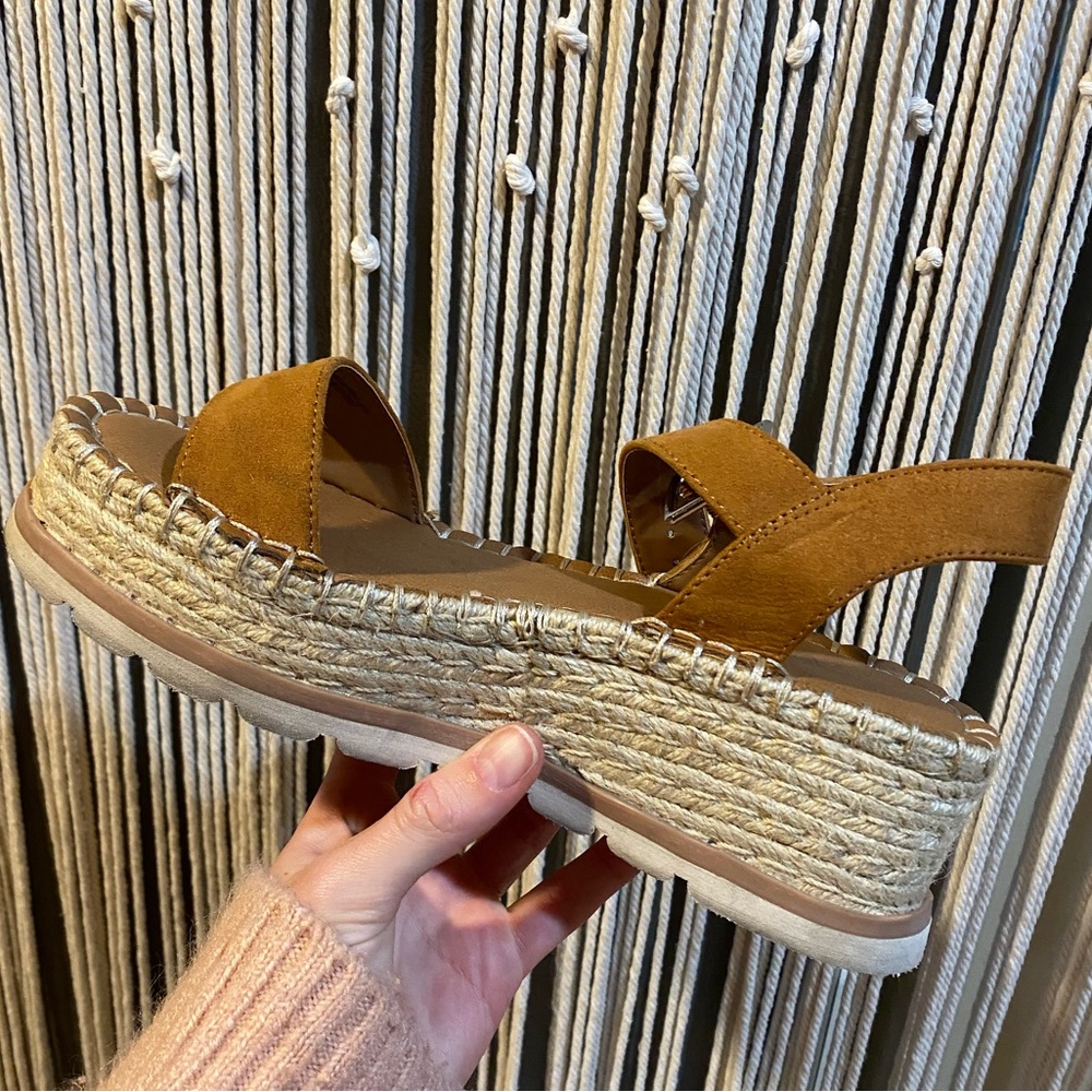 Universal Thread Platform Sandals
